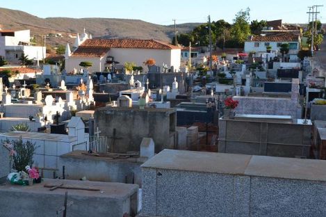 Floricultura e Cemit�rio Municipal de Caetit� BA